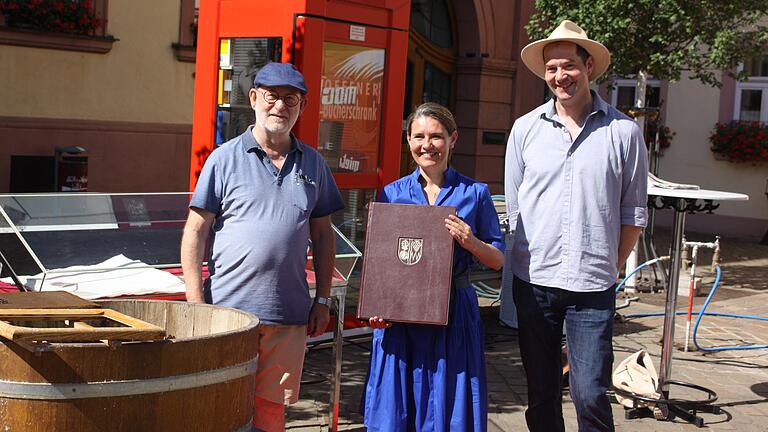 Stolz präsentierten Kalligraph Gosbert Stark, Landrätin Sabine Sitter und Papiermacher Johannes Follmer (von links) bei der Aktion 'Main-Spessart rollt den roten Teppich aus' das neuen Goldene Buch des Landkreises. Stolz präsentierten Kalligraph Gosbert Stark, Landrätin Sabine Sitter und Papiermacher Johannes Follmer (von links) bei der Aktion 'Main-Spessart rollt den roten Teppich aus' das neuen Goldene Buch des Landkreises.