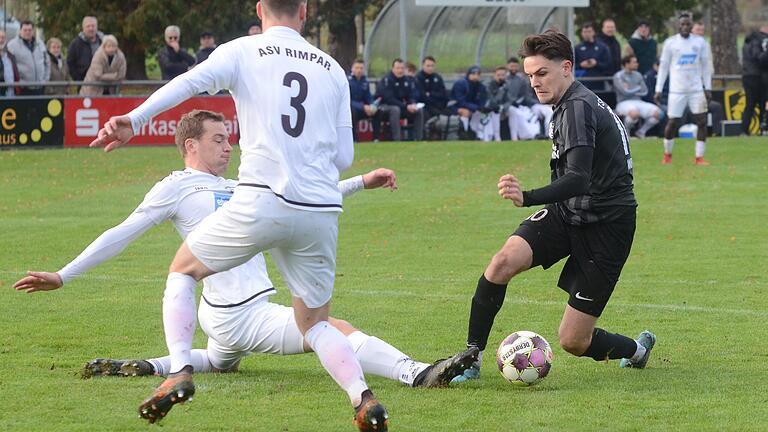 Erst in der zweiten Spielhälfte fand der TSV Karlburg (rechts mit Jan Martin) gegen den ASV Rimpar (von links mit Moritz Fischer und Andreas Hagen) den Vorwärtsgang.