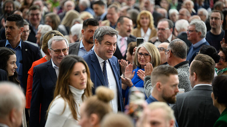 Markus Söder in Dittelbrunn       -  Der Bayerische Ministerpräsident Markus Söder (CSU) besucht am Sonntag (26.03.23) den Frühjahrsempfang der CSU und der Jungen Union im Landkreis Schweinfurt im Marienbachzentrum in Dittelbrunn. In einer langen Rede schwört der Ministerpräsident die Parteibasis auf seinen politichen Kurs ein.