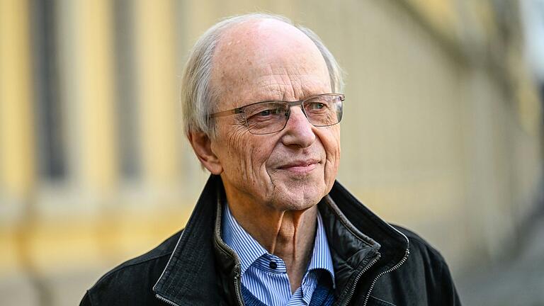 Mehr als 20 Jahre hat sich Professor Ernst Engelke in der Palliativakademie und auf den Palliativstationen der Stiftung Juliusspital Würzburg engagiert. Jetzt nimmt der 82-jährige Theologe und Sozialpädagoge Ernst Engelke mit einem Vortrag dort Abschied. Mehr als 20 Jahre hat sich Professor Ernst Engelke in der Palliativakademie und auf den Palliativstationen der Stiftung Juliusspital Würzburg engagiert. Jetzt nimmt der 82-jährige Theologe und Sozialpädagoge Ernst Engelke mit einem Vortrag dort Abschied.