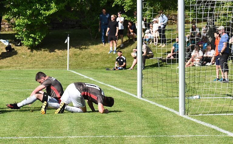 Nach dem 2:2 gegen die SG Hendungen-Sondheim/Grabfeld und der dadurch verpassten Meisterschaft lagen die Spieler der SG Burgwallbach/Leutershausen vor einem Jahr geknickt am Boden. Diesmal kommt es in der Relegation zum brisanten Wiedersehen. Nach dem 2:2 gegen die SG Hendungen-Sondheim/Grabfeld und der dadurch verpassten Meisterschaft lagen die Spieler der SG Burgwallbach/Leutershausen vor einem Jahr geknickt am Boden. Diesmal kommt es in der Relegation zum brisanten Wiedersehen.