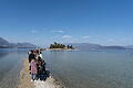 Gardasee.jpeg       -  Noch vor einem Jahr war der Wasserstand im Gardasee ungewöhnlich niedrig. So konnten Touristen von Punta Belvedere zur Insel San Biagio laufen.