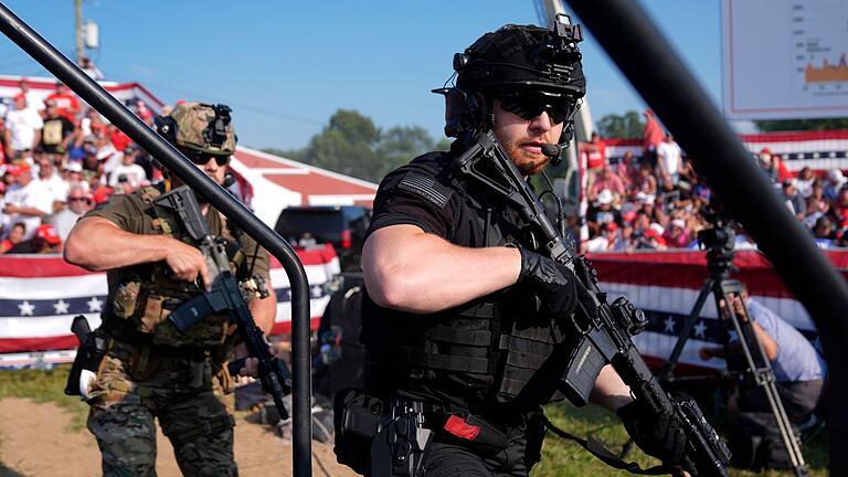 Versuchtes Attentat auf Trump       -  Agenten des US-Geheimdienstes Secret Service sichern eine Bühne während einer Wahlkampfveranstaltung, auf der der US-Präsidentschaftskandidat Donald Trump angeschossen wurde.