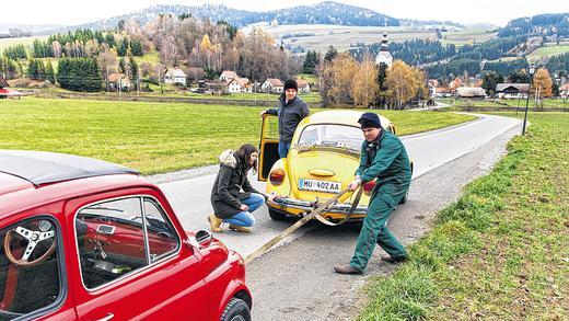 Zieht VW sich Fiat an Land? Die Wolfsburger sollen vor allem an der US-Tochter Chrysler der Italiener interessiert sein. Ein Griff an der amerikanischen Marke könnte gegen Volkswagens Schwäche auf dem US-Markt helfen. Zieht VW sich Fiat an Land? Die Wolfsburger sollen vor allem an der US-Tochter Chrysler der Italiener interessiert sein. Ein Griff an der amerikanischen Marke könnte gegen Volkswagens Schwäche auf dem US-Markt helfen.