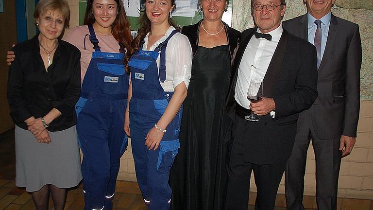 Über das 50. Jubiläum der RST-Stahlbaufirma in Niederlauer freuten sich die Künstlerinnen Elena Arnovskaya (Pianistin), Soomin Yu (Sopranistin) und Nadia Steinhardt (Mezzosopran) zusammen mit dem Geschäftsführerehepaar Hildegard und Christoph Steinhardt. Auch im Bild: Richard Knaier, Bürgermeister von Niederlauer.