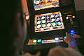 Ein Spieler drückt in einem Spielcasino auf den Startknopf eines Spielautomaten (Symbolbild). In Lohr gibt es jetzt eine Selbsthilfegruppe für Spielsüchtige.