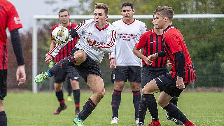 Nicht zu stoppen: SG-Akteur Chris Neidnig (links, am Ball) machte den Sylbachern um Felix Bendel (rechts) 90 Minuten lang Probleme.