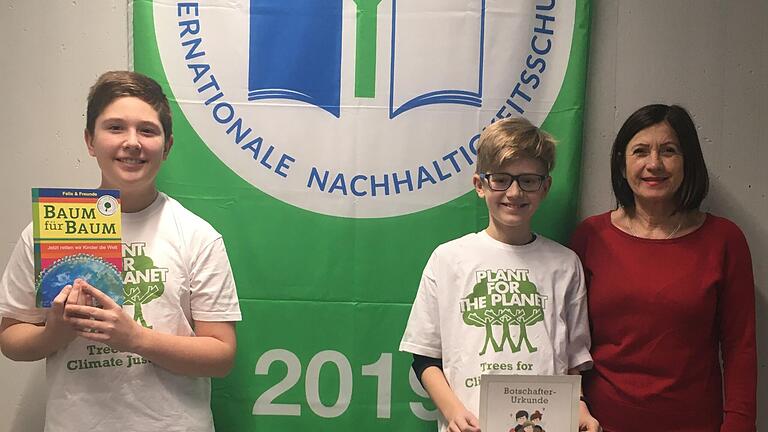 Die neuen „Botschafter für Klimagerechtigkeit“ aus der 7c der Wallburg-Realschule Eltmann, Andres Berninger und Moritz Hempfling, denen Realschuldirektorin Manuela Küfner (von links) zu ihrer Auszeichnung gratulierte.