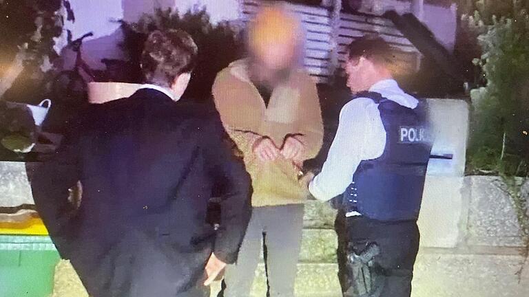 Ein australisches Fernsehteam filmte die Festnahme des 42-Jährigen in Perth live mit. Die Bilder wurden von der Polizei zur Verfügung gestellt. Der Verdächtigte soll nun mit den neuen Indizien zum Tod von Simone Strobel konfrontiert werden. Ein australisches Fernsehteam filmte die Festnahme des 42-Jährigen in Perth live mit. Die Bilder wurden von der Polizei zur Verfügung gestellt. Der Verdächtigte soll nun mit den neuen Indizien zum Tod von Simone Strobel konfrontiert werden. 