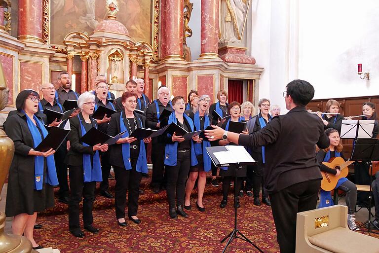 Wunderbar brachte der Chor Chorisma unter der Leitung von Connie Sauer mehrstimmige Marienlieder zu Gehör. Wunderbar brachte der Chor Chorisma unter der Leitung von Connie Sauer mehrstimmige Marienlieder zu Gehör.