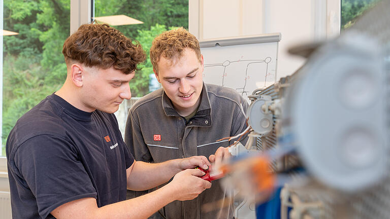 DB InfraGO - Ausbildungswerkstatt - Praxisorientierte Ausbildung in der neuen Ausbildungswerkstatt. DB InfraGO - Ausbildungswerkstatt - Praxisorientierte Ausbildung in der neuen Ausbildungswerkstatt.