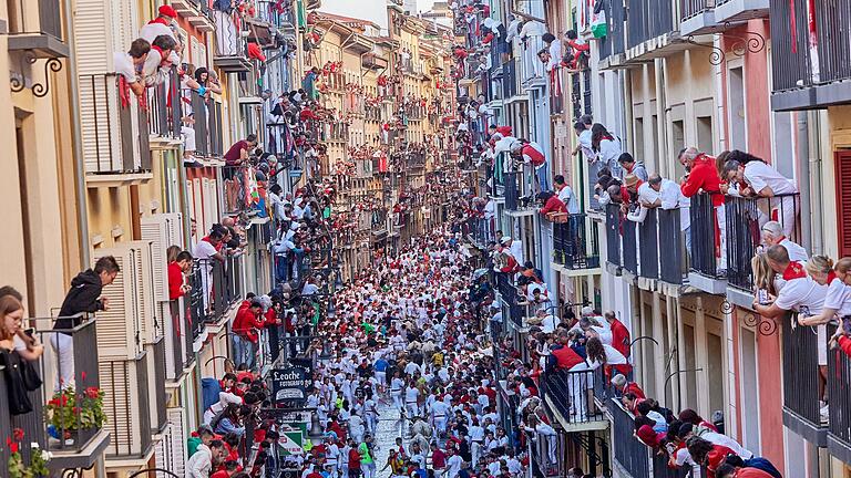Sanfermín-Fest in Pamplona - Sicherer ist es, der wilden Hatz vom Balkon aus zuzuschauen. Sanfermín-Fest in Pamplona - Sicherer ist es, der wilden Hatz vom Balkon aus zuzuschauen.