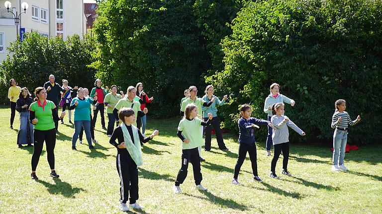 Tanz-Flashmob im Siebener-Park Bad Brückenau. - Tanz-Flashmob im Siebener-Park Bad Brückenau. Tanz-Flashmob im Siebener-Park Bad Brückenau. - Tanz-Flashmob im Siebener-Park Bad Brückenau.