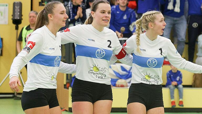 Sind wieder für die Endrunde um die deutsche Meisterschaft qualifiziert: die Segnitzer Faustballerinnen (von links) Svenja Schröder, Luisa Kaemmer und Helen Gernet. Das Bild entstand bei der Endrunde im vergangenen Jahr.