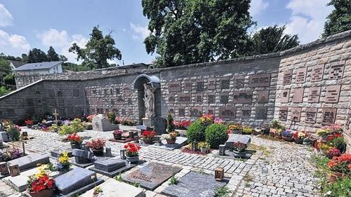 An der Urnenwand im Ochsenfurter Friedhof wird der Platz knapp. Im vergangenen Jahr hat das städtische Kommunalunternehmen erstmals mehr Urnengräber als herkömmliche Grabstätten vergeben.