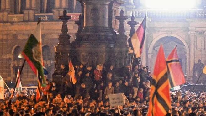 Kundgebungen zum Pediga-Jahrestag in Dresden       -  Theaterplatz in Dresden: Bis zu 20 000 Pegida-Anhänger kamen am Montagabend zusammen. Sie machten lautstark mobil gegen eine aus ihrer Sicht verfehlte Einwanderungs- und Asylpolitik Deutschlands und Europas.