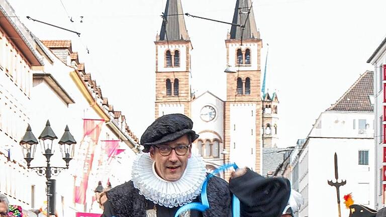 Ä Bild, wo mä einfach hingugge muss: Der OB versucht sich mal auf großem Fuß. Tatä, tatä . . .