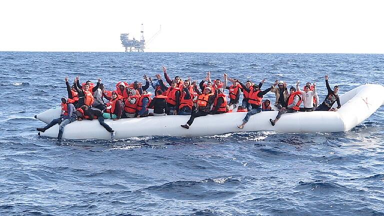 Die Flüchtlinge freuen sich über die Rettung. Während Frauen und Kinder an Bord der „Seefuchs“ auf die italienische Küstenwache warteten, mussten die Männer in ihrem Boot warten. Die Flüchtlinge freuen sich über die Rettung. Während Frauen und Kinder an Bord der „Seefuchs“ auf die italienische Küstenwache warteten, mussten die Männer in ihrem Boot warten.