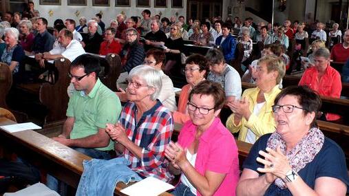 Begeistert gingen die zahlreich erschienenen Besucher beim Konzert des Gospelchores Sand in der Sander Pfarrkirche St. Nikolaus mit.