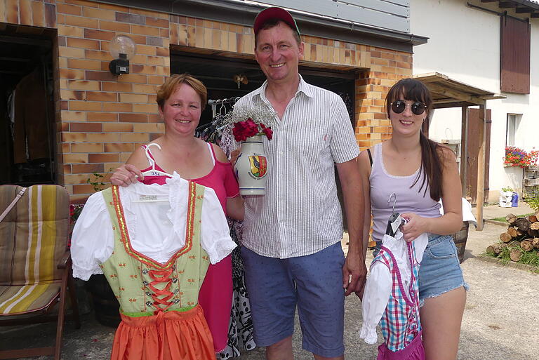 Bei Familie Kusznik gabs Bratwürstchen und Trachtenmode. Bei Familie Kusznik gabs Bratwürstchen und Trachtenmode.