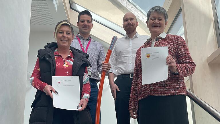 Über den Ausbau der Glasfaser-Anschlüsse freuen sich: (von links) Nicole Seemann (dritte Bürgermeisterin der Stadt Mellrichstadt),Thomas Andreas Hofmann (Deutsche Telekom Technik GmbH), Frank Reichert (Landkreis Rhön-Grabfeld, Stabsstelle Kreisentwicklung) und Karina Werner (zweite Bürgermeisterin der Stadt Ostheim). Über den Ausbau der Glasfaser-Anschlüsse freuen sich: (von links) Nicole Seemann (dritte Bürgermeisterin der Stadt Mellrichstadt),Thomas Andreas Hofmann (Deutsche Telekom Technik GmbH), Frank Reichert (Landkreis Rhön-Grabfeld, Stabsstelle Kreisentwicklung) und Karina Werner (zweite Bürgermeisterin der Stadt Ostheim).