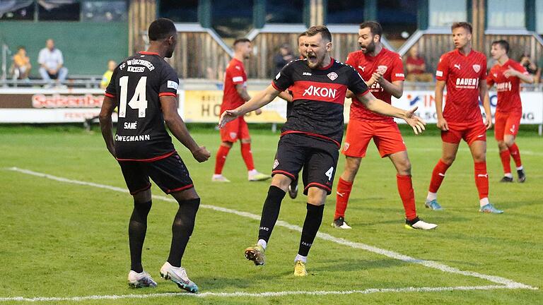 Yannick Scholz (Nummer 4) wurde für die Würzburger Kickers beim 1:0-Sieg in Buchbach zum Mann des Spiels.