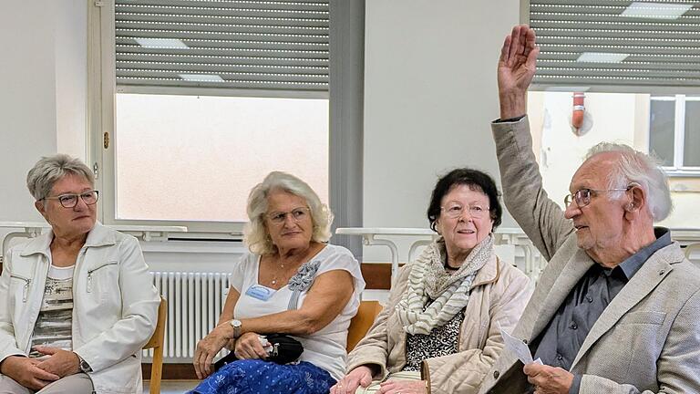 Zeitzeuge Bodo Sengstock (von rechts) mit Ehefrau und zwei Zuhörerinnen beim offenen Gesprächskreis des Seniorenbeirats       -  Zeitzeuge Bodo Sengstock (von rechts) mit Ehefrau und zwei Zuhörerinnen beim offenen Gesprächskreis des Seniorenbeirats