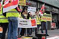 Streik im  bayerischen Buchhandel       -  Sie fordern mehr Geld und soziale Sicherheit: Mitarbeiter des Buchhändlers Hugendubel streiken am Freitag vor der Filiale in der Würzburger Innenstadt.