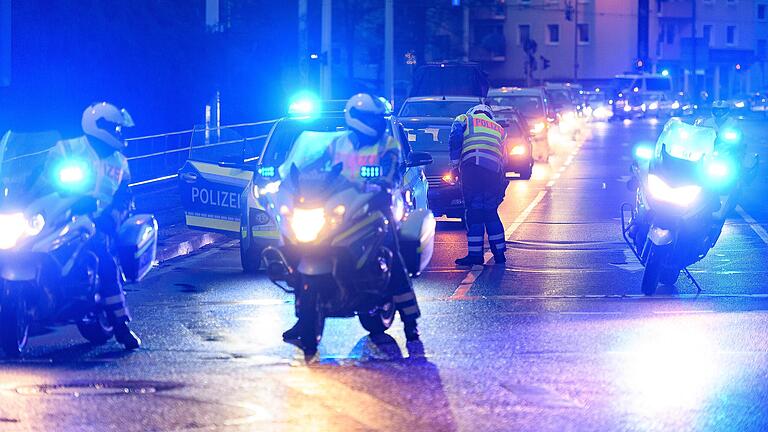 Unter Begleitung der Polizei fuhren am Donnerstag zahlreiche Demonstranten durch Würzburg.