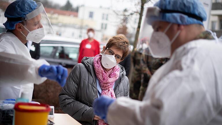 Will den Einsatz der Bundeswehr in Kommunen und Landkreisen beschleunigen: CDU-Verteidigungsminsterin Annegret Kramp-Karrenbauer am Montag in einem Pflegeheim in Berlin (im Vordergrund Soldaten bei der Vorbereitung von Testungen).