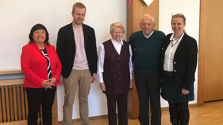 Auf dem Foto von links die neue 2. Vorsitzende Gertrud Bühl, bisheriger 1. Vorsitzender Ralf Hofmann, Mechtilde Zettelmeier, Kilian Zettelmeier, Bürgermeisterin Ruth Frank; nicht im Bild die neue 1. Vorsitzende Sandra Holzschuh.