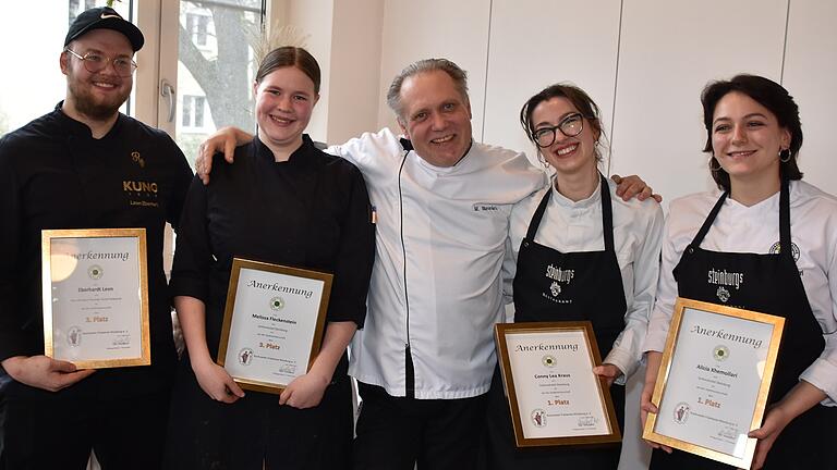 Stolz präsentieren die Steinburg Auszubildenden (von rechts) Alicia Xhemollari und Conny Lea Kraus sowie Melissa Fleckenstein und Leon Eberhardt ihre Urkunden zusammen mit Steinburg-Küchenleiter Michael Stimmler (Mitte).