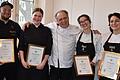 Stolz präsentieren die Steinburg Auszubildenden (von rechts) Alicia Xhemollari und Conny Lea Kraus sowie Melissa Fleckenstein und Leon Eberhardt ihre Urkunden zusammen mit Steinburg-Küchenleiter Michael Stimmler (Mitte).