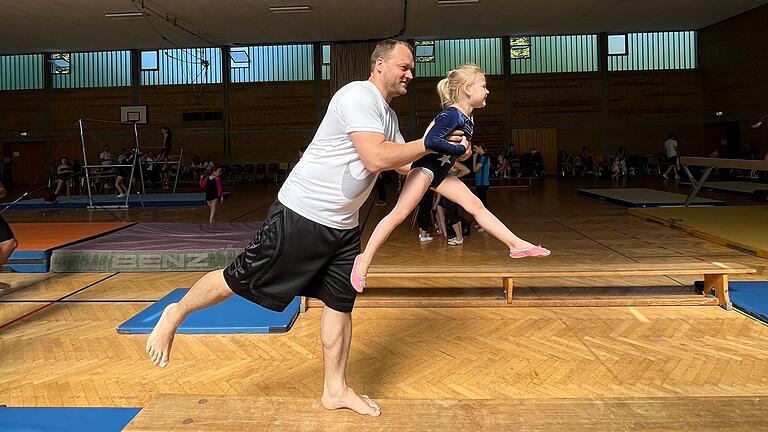 Im Bild Leo Mälzer und seine kleine Tochter Lena bei ihrer gemeinsamen Übung auf der Turnbank.