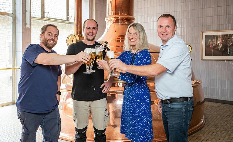 Das Team steht wieder: Braumeister Sebastian Graper, Brauer Valère Bonnin, Brauerei-Inhaberin und Geschäftsführerin Susan Schubert und Geschäftsführer Rolf Grieshober (von links) stoßen auf den Neustart an. Das Team steht wieder: Braumeister Sebastian Graper, Brauer Valère Bonnin, Brauerei-Inhaberin und Geschäftsführerin Susan Schubert und Geschäftsführer Rolf Grieshober (von links) stoßen auf den Neustart an. 
