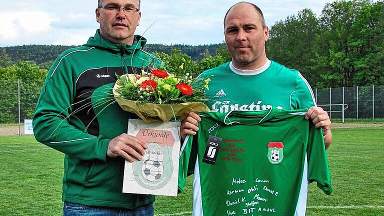 Blumen zum Abschied von Uli Dickas - (dr) Uli Dickas (rechts) hat seine Laufbahn als Fußballer beendet. Blumen, eine Urkunde und ein von seinen Mitspielern beim VfR Stadt Bischofsheim unterschriebenes Trikot überreichte Vereinsvorsitzender Axel Braun dem 37-Jährigen zum Abschied. Laut dem stellvertretenden Vorsitzenden Manfred Markert hat Martin Gensler diese Daten über Dickas' Wirken zusammengestellt: In 444 Pflichtspielen erzielte der Angreifer 278 Treffer. Damit ist er hinter Bernhard Schreiner, Peter Städtler und Erich Geis viertbester VfR-Torschütze seit Beginn der Aufzeichnungen. Sein Bestwert mit 38 Toren stammt aus der Saison 2003/04. Markert hofft, dass Uli Dickas dem Verein in der Jugendarbeit erhalten bliebt. Blumen zum Abschied von Uli Dickas - (dr) Uli Dickas (rechts) hat seine Laufbahn als Fußballer beendet. Blumen, eine Urkunde und ein von seinen Mitspielern beim VfR Stadt Bischofsheim unterschriebenes Trikot überreichte Vereinsvorsitzender Axel Braun dem 37-Jährigen zum Abschied. Laut dem stellvertretenden Vorsitzenden Manfred Markert hat Martin Gensler diese Daten über Dickas' Wirken zusammengestellt: In 444 Pflichtspielen erzielte der Angreifer 278 Treffer. Damit ist er hinter Bernhard Schreiner, Peter Städtler und Erich Geis viertbester VfR-Torschütze seit Beginn der Aufzeichnungen. Sein Bestwert mit 38 Toren stammt aus der Saison 2003/04. Markert hofft, dass Uli Dickas dem Verein in der Jugendarbeit erhalten bliebt.