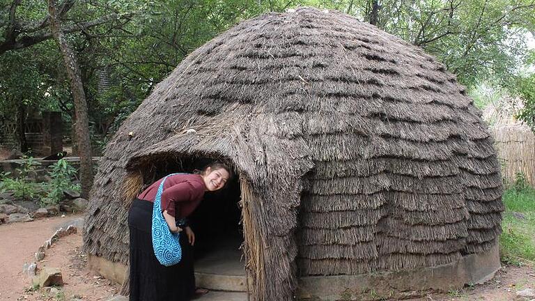 Sandra Parisi aus Lohr besichtigt bei ihrem Einsatz in Tansania eine traditionelle Lehmhütte.