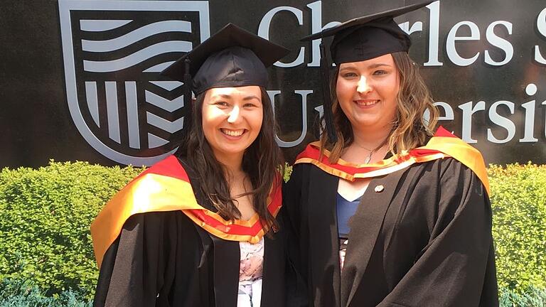 In ihren sechs Jahren in Australien absolvierte Kathrin Schumm (rechts) aus Unterschleichach die Ausbildung zur Krankenschwester, die sie an der Charles-Sturt-University mit dem Bachelor abschloss. Unser Bild zeigt sie mit Freundin Karrssia.