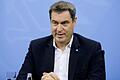'Es wird keine Impfpflicht geben', betonte Ministerpräsident Markus Söder, 'aber eigentlich ist es ein Gebot, sich impfen zu lassen, wenn man zur Risikogruppe gehört' oder mit Menschen aus Risikogruppen arbeite.