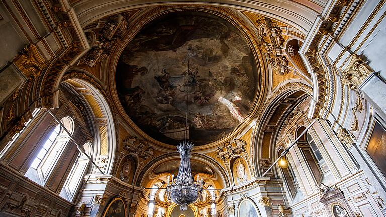 Das Würzburger Käppele muss renoviert werden: Was an der Decke wie ein Sonnenschein durch ein Fenster wirkt, ist in Wirklichkeit eine bereits renovierte Stelle am Deckengemälde im Inneren der Wallfahrtskirche.