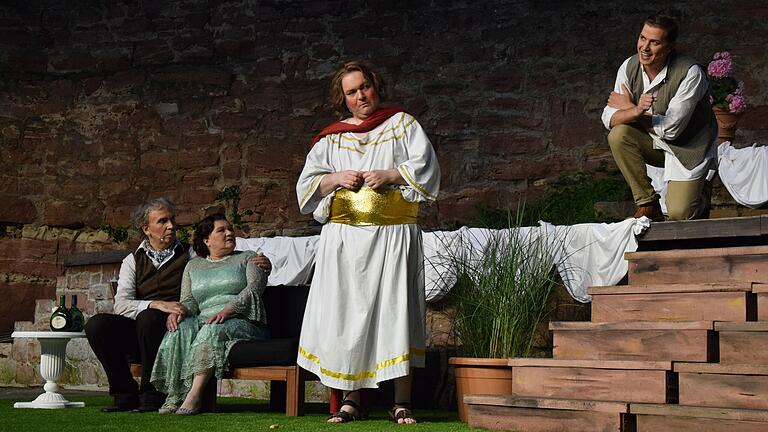 Am Freitag wurden die Schernburgfestspiele mit der Komödie 'Der Raub der Sabinerinnen' eröffnet: Im Bild (von links): Professor Gollwitz (Andreas van den Berg), seine Ehefrau Friederike (Gabriele Bayerschmidt, Theaterdirektor Striese (Steffen Westenmeier) und Schauspieler Emil Gross (Florian Biemüller). Am Freitag wurden die Schernburgfestspiele mit der Komödie 'Der Raub der Sabinerinnen' eröffnet: Im Bild (von links): Professor Gollwitz (Andreas van den Berg), seine Ehefrau Friederike (Gabriele Bayerschmidt, Theaterdirektor Striese (Steffen Westenmeier) und Schauspieler Emil Gross (Florian Biemüller).