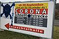 Vermutlich 'Querdenker' haben in der Nacht auf Freitag eine Corona-Teststrecke in Leinach (Lkr. Würzburg) mit einem Totenkopf beschmiert.