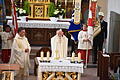 Pfarrer Nikolaus Stanek  (Bildmitte) zelebrierte den Festgottesdienst zum 400-jährigen Weihejubiläum der Eußenheimer Pfarrkirche.