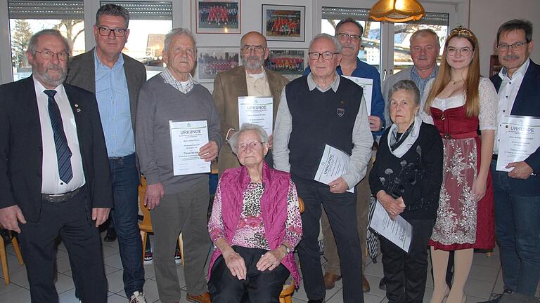 Wolfgang Etzel (von links) vom Verband für Wohneigentum und Ralf Machwart, Vizevorsitzender der Kitzinger Siedlervereinigung, ehrten Josef Pfister, Gerhard Stocker, Georg Ackermann, Jürgen Niedermeyer, Ingeborg Machwart, Siegfried Bohn, Siedlerkönigin Pia Kristinus und Robert Heinkel sowie Doro Fritsche (sitzend).