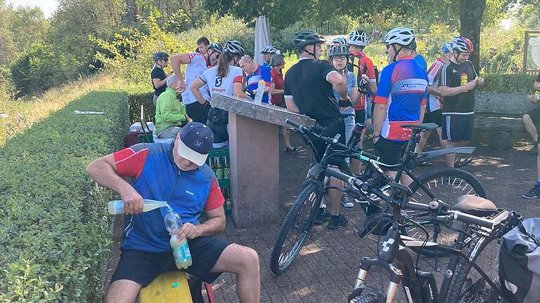 Strahlender Sonnenschein lud zur Radle und Radlerinnen zum Strampeln bei der Abschlussveranstaltung beim Hessisch-Bayerischen Rad-Vierer in Kothen ein. Hier der Kontrollpunkt am Volkersberg. - Strahlender Sonnenschein lud zur Radle und Radlerinnen zum Strampeln bei der Abschlussveranstaltung beim Hessisch-Bayerischen Rad-Vierer in Kothen ein. Hier der Kontrollpunkt am Volkersberg. Strahlender Sonnenschein lud zur Radle und Radlerinnen zum Strampeln bei der Abschlussveranstaltung beim Hessisch-Bayerischen Rad-Vierer in Kothen ein. Hier der Kontrollpunkt am Volkersberg. - Strahlender Sonnenschein lud zur Radle und Radlerinnen zum Strampeln bei der Abschlussveranstaltung beim Hessisch-Bayerischen Rad-Vierer in Kothen ein. Hier der Kontrollpunkt am Volkersberg.