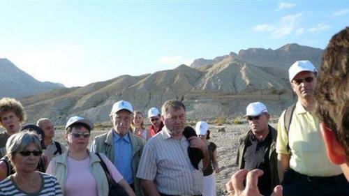 Die Delegation aus dem Landkreis Bad Kissingen auf Exkursion im Kibbuz Ein Gedi in Israel.       -  Die Delegation aus dem Landkreis Bad Kissingen auf Exkursion im Kibbuz Ein Gedi in Israel.