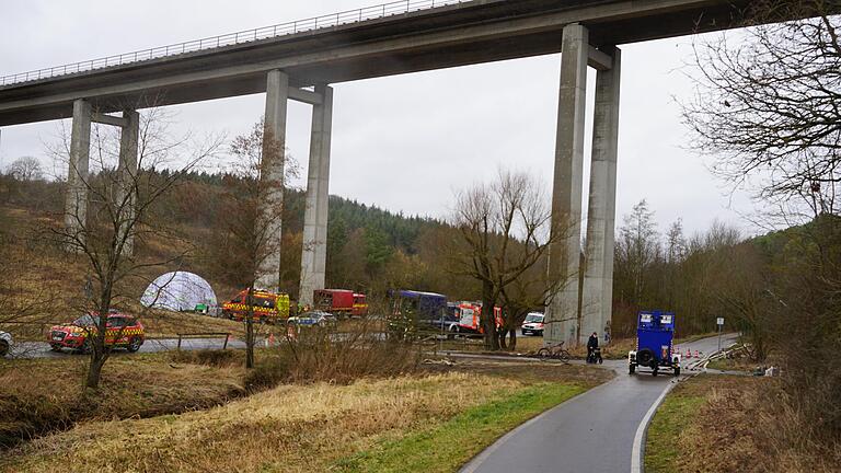Viele Einsatzkräfte sind am Mittwoch im Rottenbaurer Grund unterhalb der Brücke zwischen Gewerbegebiet Heuchelhof und Bundesstraße 19 noch damit beschäftigt, Gärreste aus dem Bauch zu pumpen. Viele Einsatzkräfte sind am Mittwoch im Rottenbaurer Grund unterhalb der Brücke zwischen Gewerbegebiet Heuchelhof und Bundesstraße 19 noch damit beschäftigt, Gärreste aus dem Bauch zu pumpen.