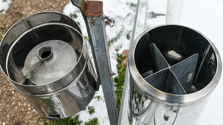 Die geöffnete Wetterstation: Links der Flüssigkeitsbehälter. Rechts das Schneekreuz im Deckel, das verhindern soll, dass der Schnee vom Wind weggetragen wird.