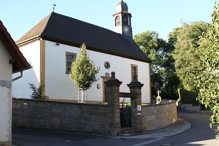 Bei der Dorferneuerung Salmsdorf geht es um die Abdichtung der Sandsteinmauer an der Kirche; außerdem wurde aus Gründen des Unfallschutzes ein Geländer in Auftrag gegeben.