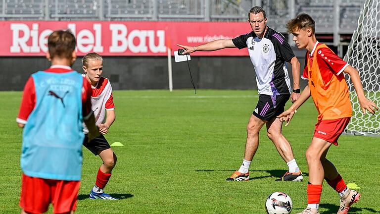 Da geht's lang: U-18-Bundestrainer und TV-Experte Hanno Balitsch gibt dem Kickers-Nachwuchs Anweisungen. Da geht's lang: U-18-Bundestrainer und TV-Experte Hanno Balitsch gibt dem Kickers-Nachwuchs Anweisungen.